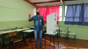 Primeiro candidato a prefeito a votar, Celso Dalberto destaca democracia durante eleições