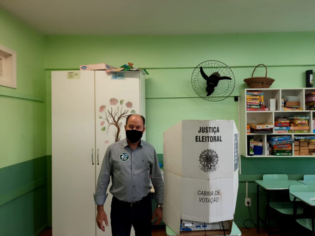 Segundo candidato a votar, Cláudio Doro pede que a população vote consciente