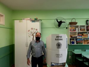 Segundo candidato a votar, Cláudio Doro pede que a população vote consciente