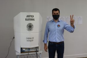 Terceiro candidato a votar, Marcio Patussi agradece o apoio durante campanha