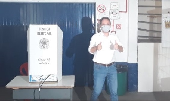 Último candidato a votar, Pedro Almeida afirma estar otimista com resultado das eleições
