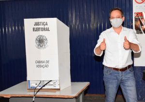 Último candidato a votar, Pedro Almeida afirma estar otimista com resultado das eleições