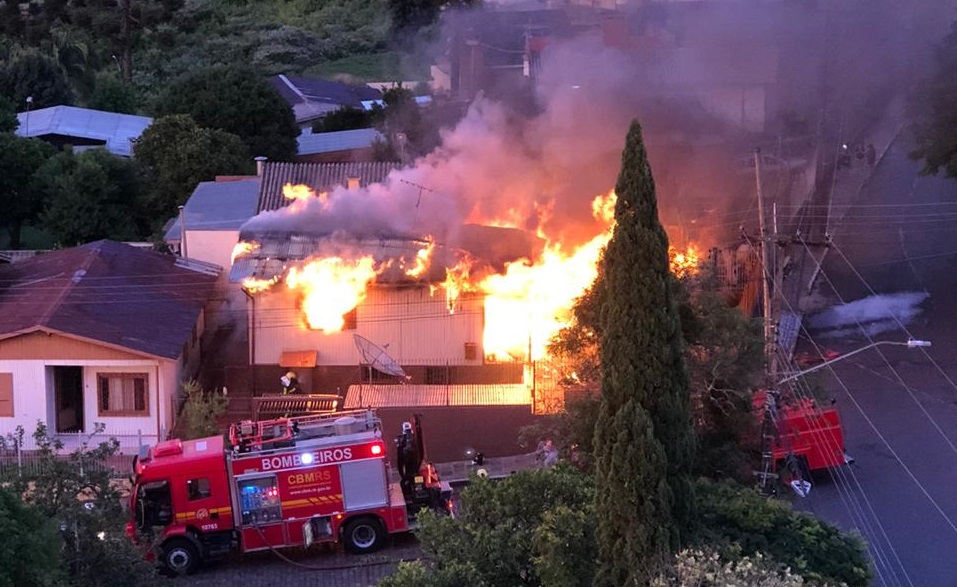 Incêndio deixa uma pessoa morta no centro de Carazinho