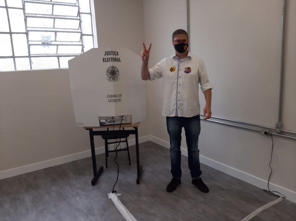 Quarto candidato a votar, Juliano Roso destaca soberania popular nas eleições