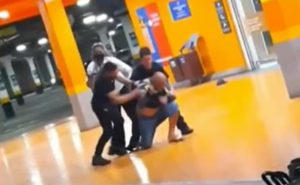 Homem negro é agredido até a morte em Carrefour de Porto Alegre