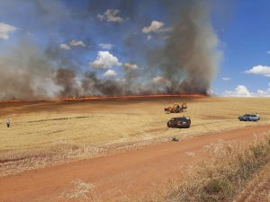 Manutenção nos maquinários é fundamental para evitar incêndios em lavoura a imagem mostra um incêndio em lavoura
