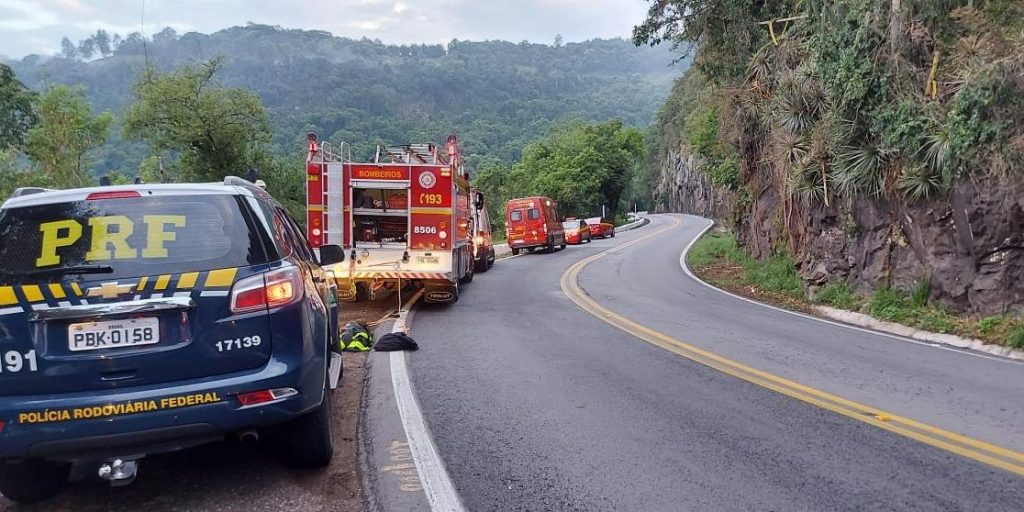 Carro despenca em ribanceira na Serra das Antas e deixa feridos em Bento Gonçalves