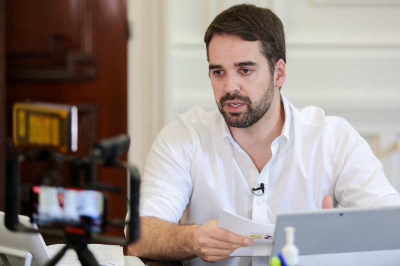 Governador autoriza aulas mesmo com bandeira vermelha