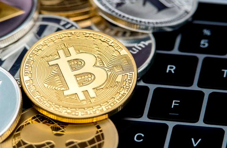 Bitcoin registra cotação histórica de R$ 103 mil e especialista avalia riscos de investir na moeda a imagem mostra um computador e uma moeda digital