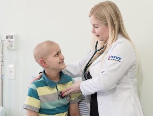Diagnóstico precoce é fundamental para cura de câncer infantojuvenil a imagem mostra uma criança com câncer