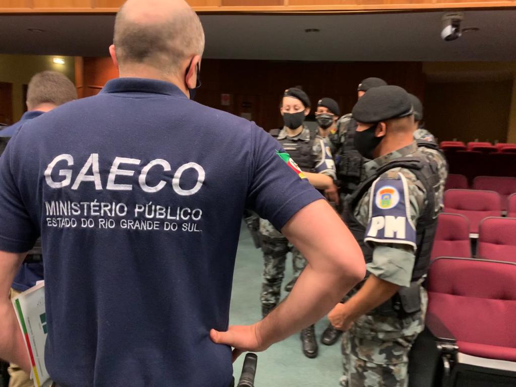 MP prende empresário e funcionária por falsificação de álcool gel