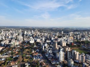 União das forças de segurança zerou homicídios e roubo de carros nos últimos meses em Passo Fundo a foto mostra uma imagem aérea de Passo Fundo