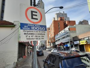 Vagas preferenciais de estacionamento seguem o que está sinalizado nas placas de trânsito a imagem mostra uma placa de trânsito