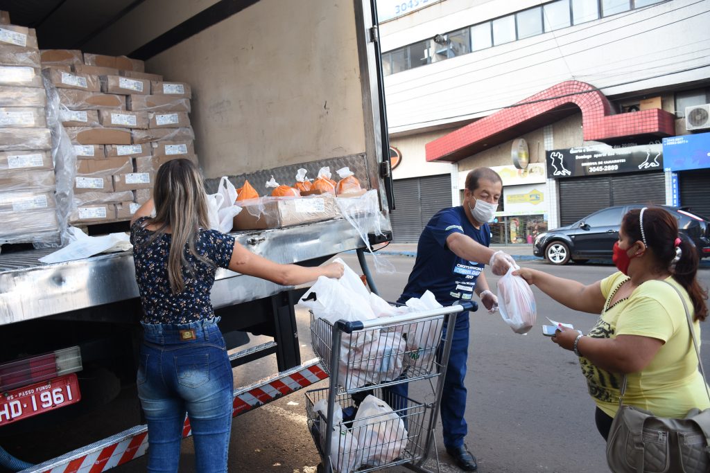 Uirapuru e JBS/Seara realizam tradicional distribuição de aves natalinas