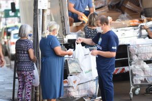 Entrega de frangos da Uirapuru e JBS/Seara Passo Fundo leva esperança na ceia de Natal
