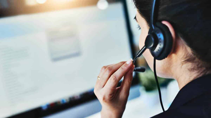 Consumidor deve ficar atento a ofertas de empréstimos por telefone neste período a imagem mostra uma atendente de call center