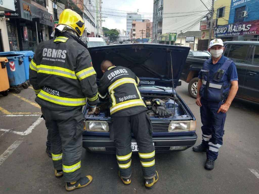 Princípio de incêndio é registrado em veículo no centro
