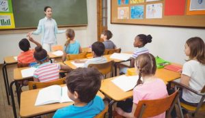 Entusiasmo do professor impacta diretamente no aprendizado, explica psicóloga