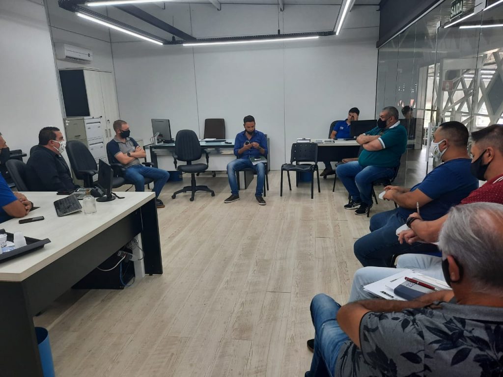 Reunião discute melhorias no perímetro urbano da ERS-324 a imagem mostra a reunião