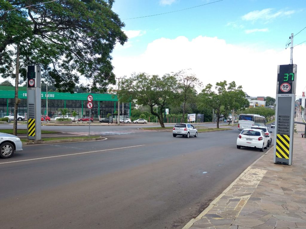 Passo Fundo terá câmeras nas sinaleiras e lombadas eletrônicas para aumentar a fiscalização a imagem mostra uma lombada eletrônica