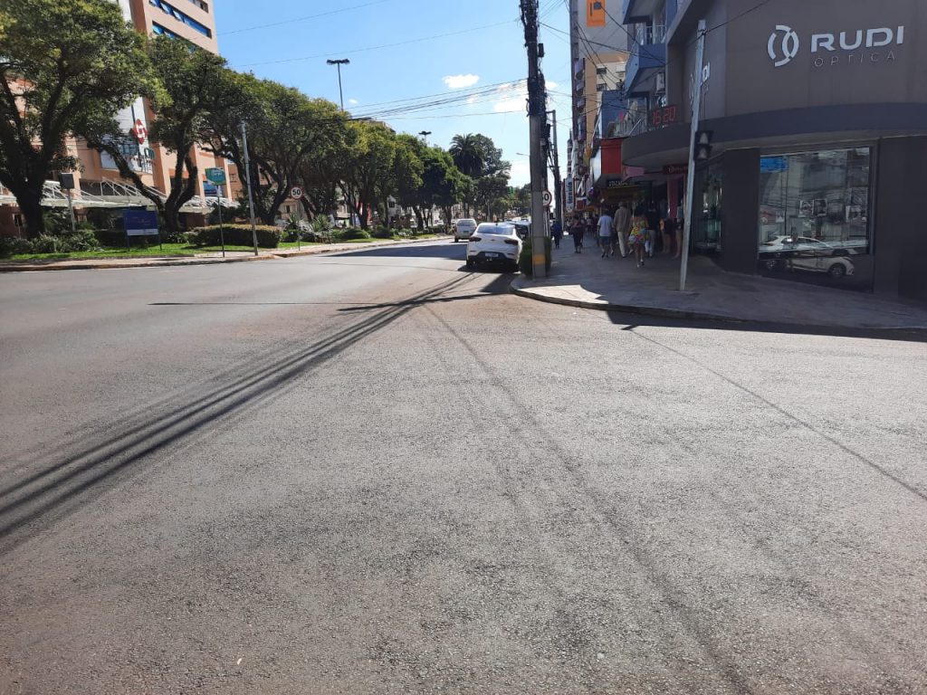 Prefeitura irá avaliar pontos que acumulam água após obras na Avenida Brasil a imagem mostra a Avenida Brasil