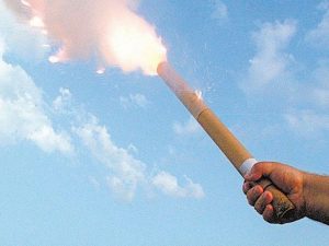 Fogos de artifícios podem ser vendidos e soltos desde que respeitem o limite de barulho da Lei a imagem mostra uma pessoa soltando foguete