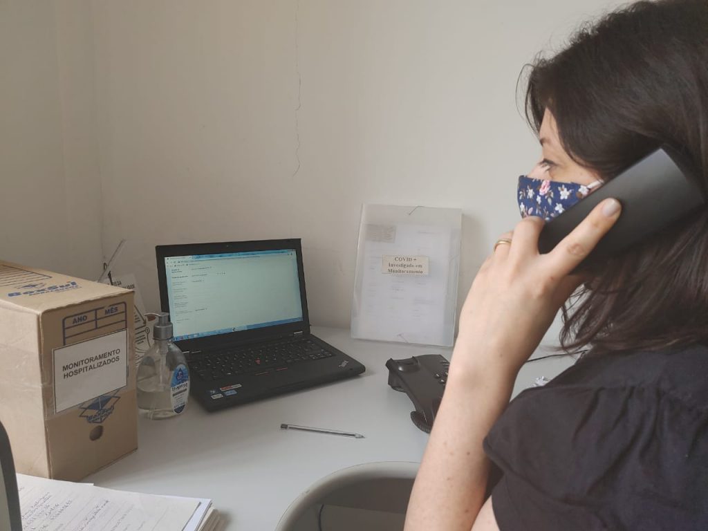 Profissionais da saúde monitoram pacientes com covid-19