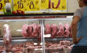 Preço da carne só deve baixar se safra for positiva em 2021, avalia ABPA a imagem mostra um balcão de carnes no mercado