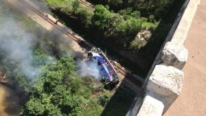 Mais de 10 pessoas morrem após ônibus cair de viaduto em Minas Gerais
