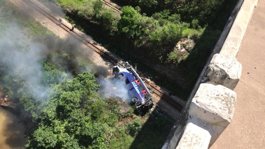 Mais de 10 pessoas morrem após ônibus cair de viaduto em Minas Gerais