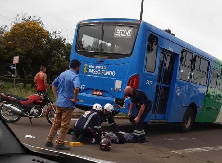 Motociclista fica ferido ao colidir na traseira de ônibus em Passo Fundo