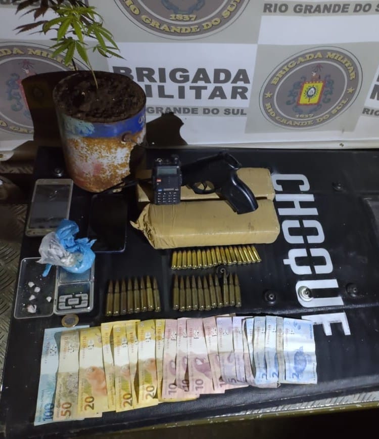3° BPChoque prende traficante com drogas e munições de fuzil na Cruzeiro em Passo Fundo
