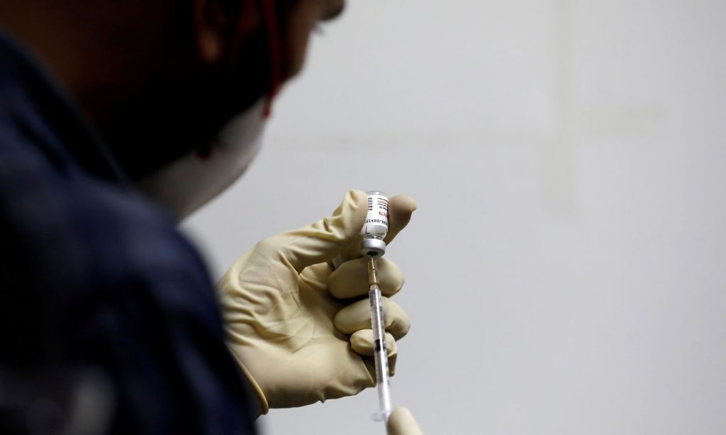 Clínicas particulares brasileiras negociam compra de vacina da Índia