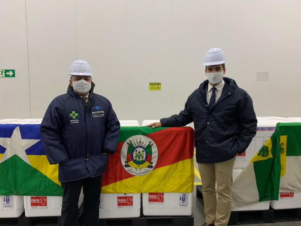 Vacinas contra o coronavírus começam a ser distribuídas para todos os estados