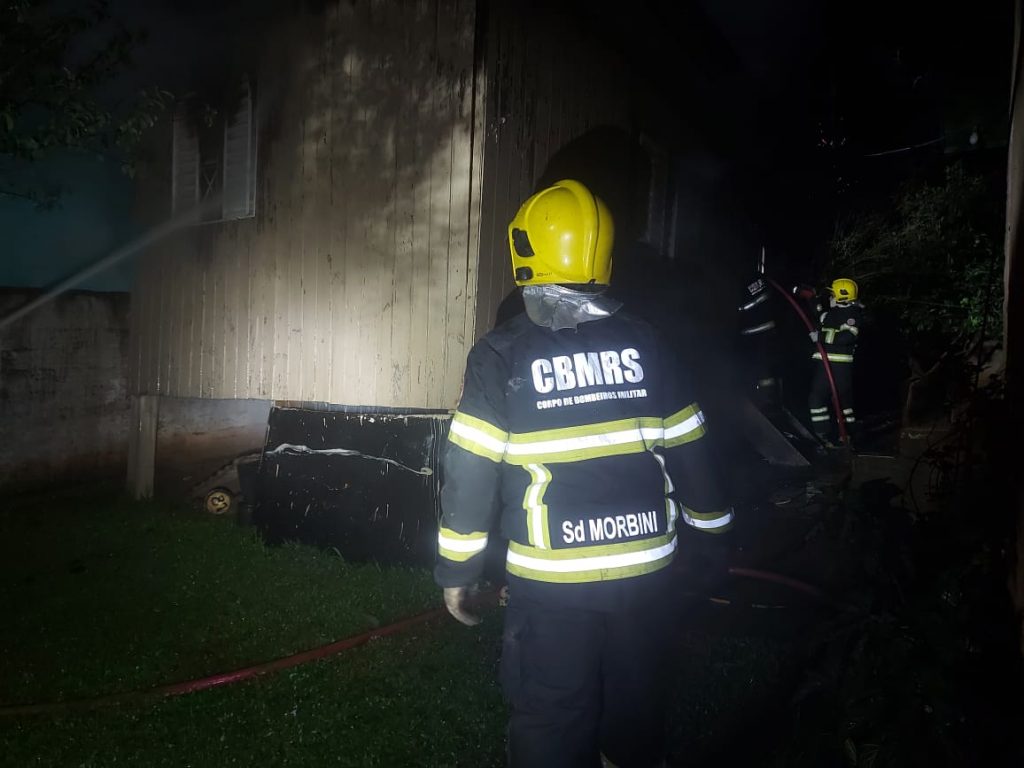 Homem coloca fogo na própria casa, no Jerônimo Coelho em Passo Fundo