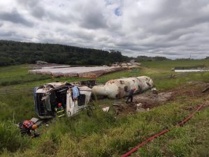 Carreta sai da pista e motorista fica ferido às margens da BR-285 entre Passo Fundo e Carazinho