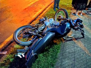 Colisão entre carro e moto é registrada na Vila Entre Rios em Passo Fundo