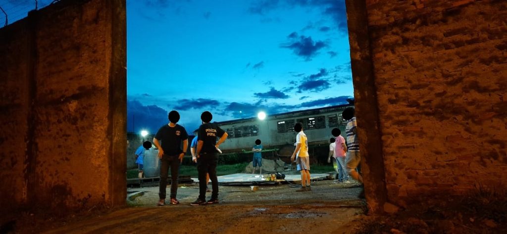 Condutora se atrapalha e derruba portão do Instituto Penal de Passo Fundo