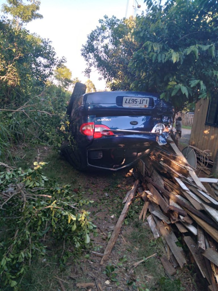 Veículo tomba às margens da RS 324 em Passo Fundo