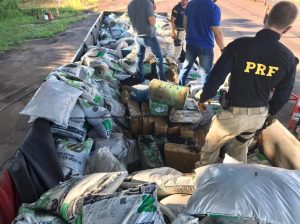 PRF apreende 2 toneladas de maconha no meio de uma carga de adubo em Sarandi