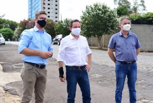 Prefeito anuncia pavimentação da rua Minas Gerais