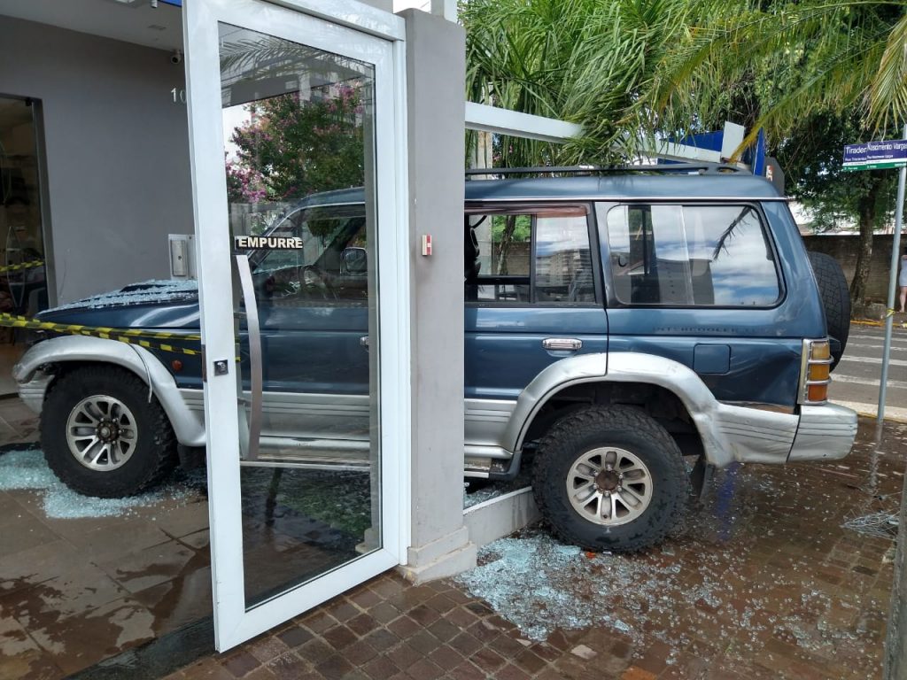 Na tarde desta quinta-feira (14), um acidente de trânsito deixou grandes danos materiais e no pátio de um salão de beleza, na rua Nascimento Vargas com Tiradentes, na Vila Anes em Passo Fundo. Segundo informações obtidas no local, o condutor de 26 anos de uma Kia/Sportage, trânsitava pela rua Tiradentes, quando não viu a sinalização de "Pare" e acabou atravessando a preferêncial. A sinalização está obstruída aras de galhos de uma árvore. Após atravessar a preferência, a caminhonete colidiu em uma Mitsubishi/Pajero. Com o impacto da colisão, a Pajeiro colidiu nos vidros de proteção do salão do Joce cabeleireiros. Ninguém ficou ferido. A guarda municipal de trânsito atende a ocorrência.