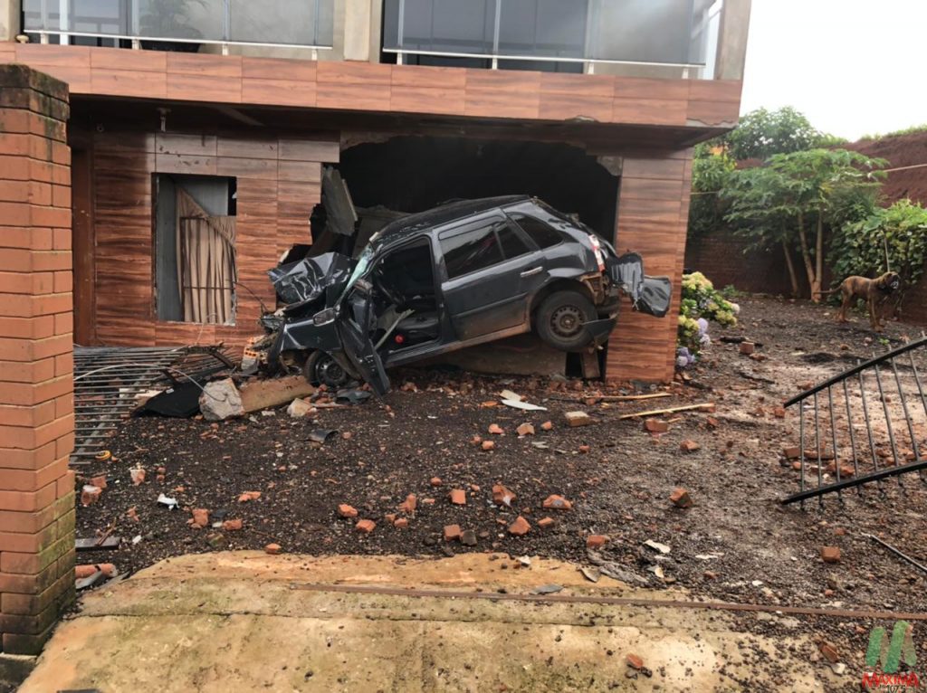 Condutor de veículo morre após colidir e invadir residência em Ronda Alta