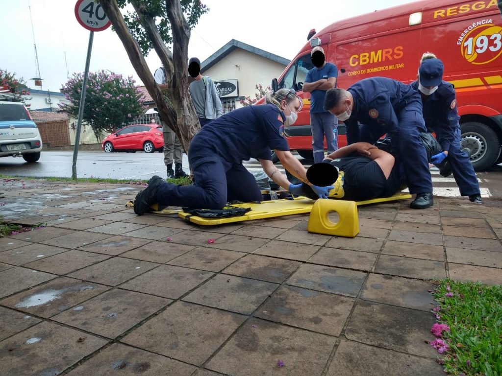 Motoboy fica ferido no cruzamento da Nascimento Vargas com Bento Gonçalves