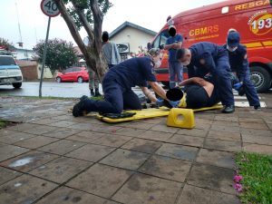 Motoboy fica ferido no cruzamento da Nascimento Vargas com Bento Gonçalves