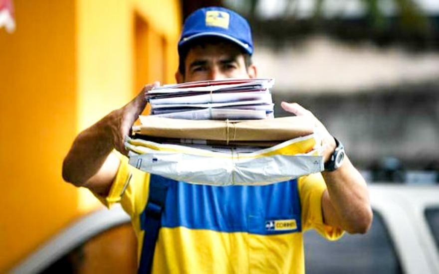 Dia do carteiro: o profissional que rompe fronteiras para entregar encomendas