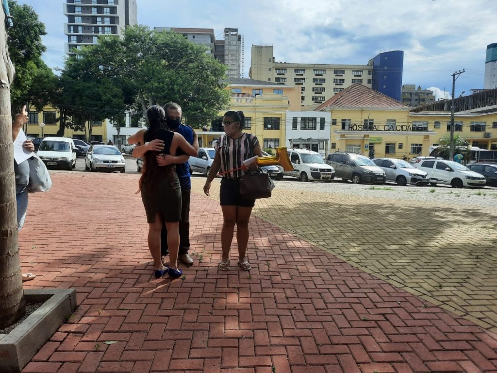 Após 12 dias internados com covid-19 casal tem alta de hospital em Passo Fundo
