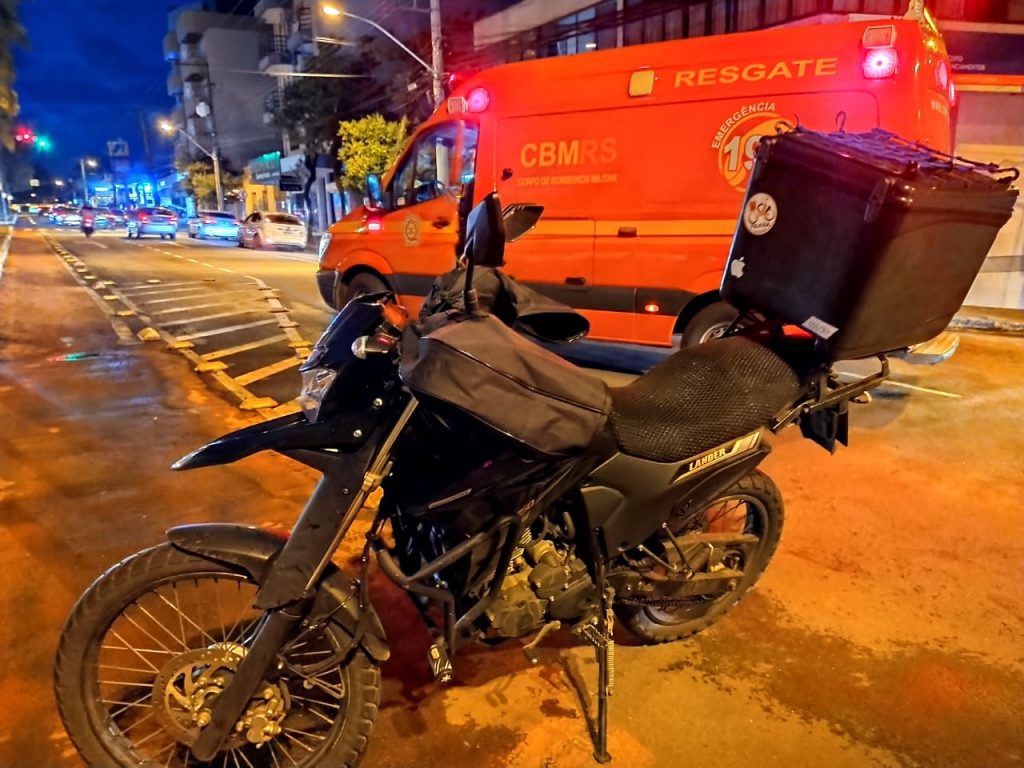 Motoboy fica ferido após ter a frente cortada por carro, na Presidente Vargas