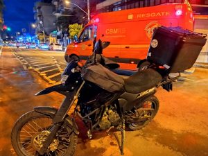 Motoboy fica ferido após ter a frente cortada por carro, na Presidente Vargas