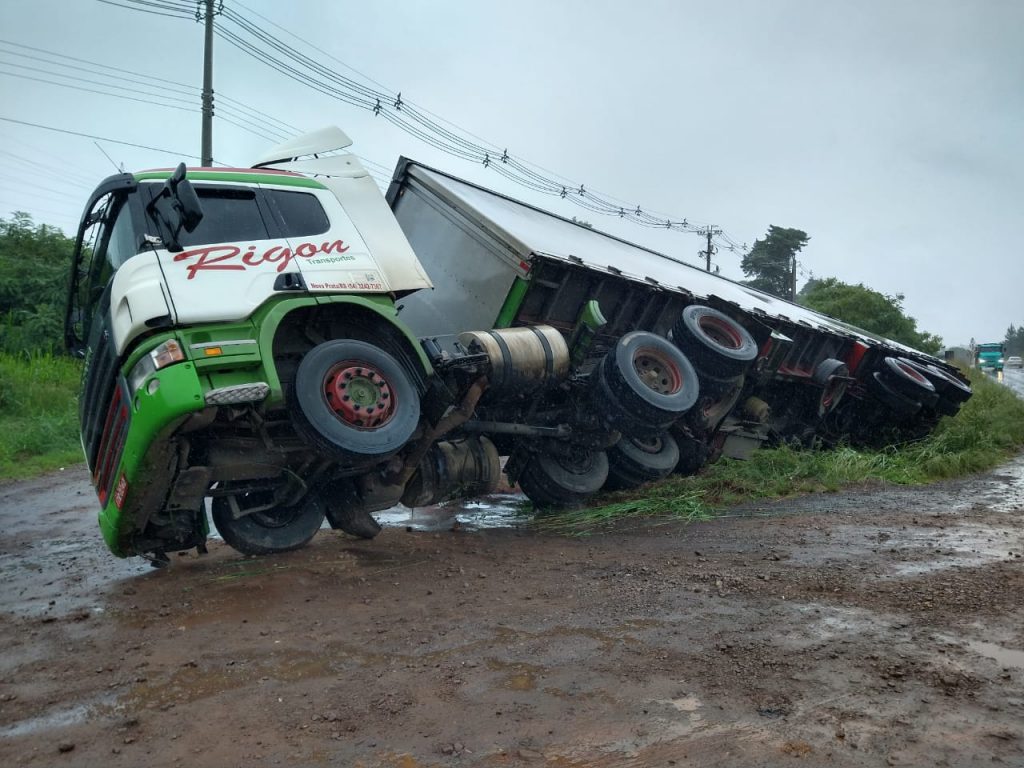 Carreta carregada com 32 toneladas de cerveja tomba em Passo Fundo